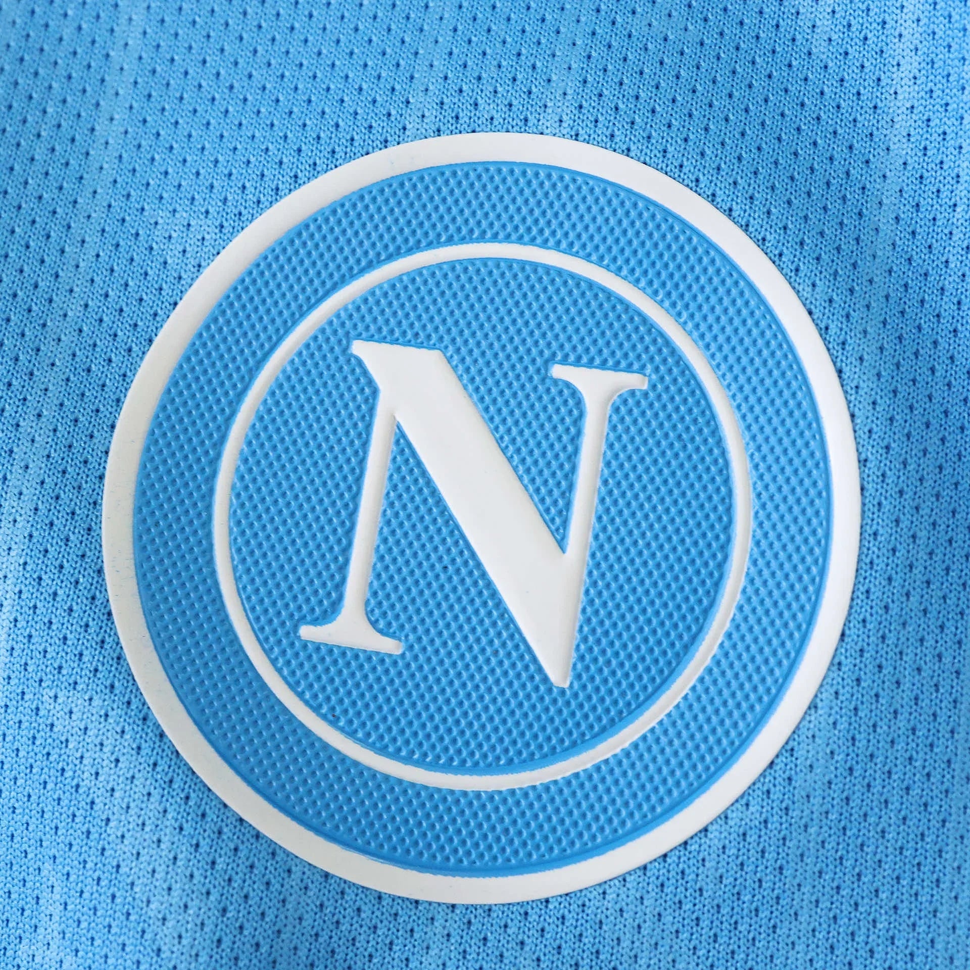 Detalhe camisa infantil oficial SSC Napoli Mini Mantos kit escudo N azul
