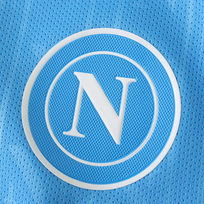 Detalhe camisa infantil oficial SSC Napoli Mini Mantos kit escudo N azul
