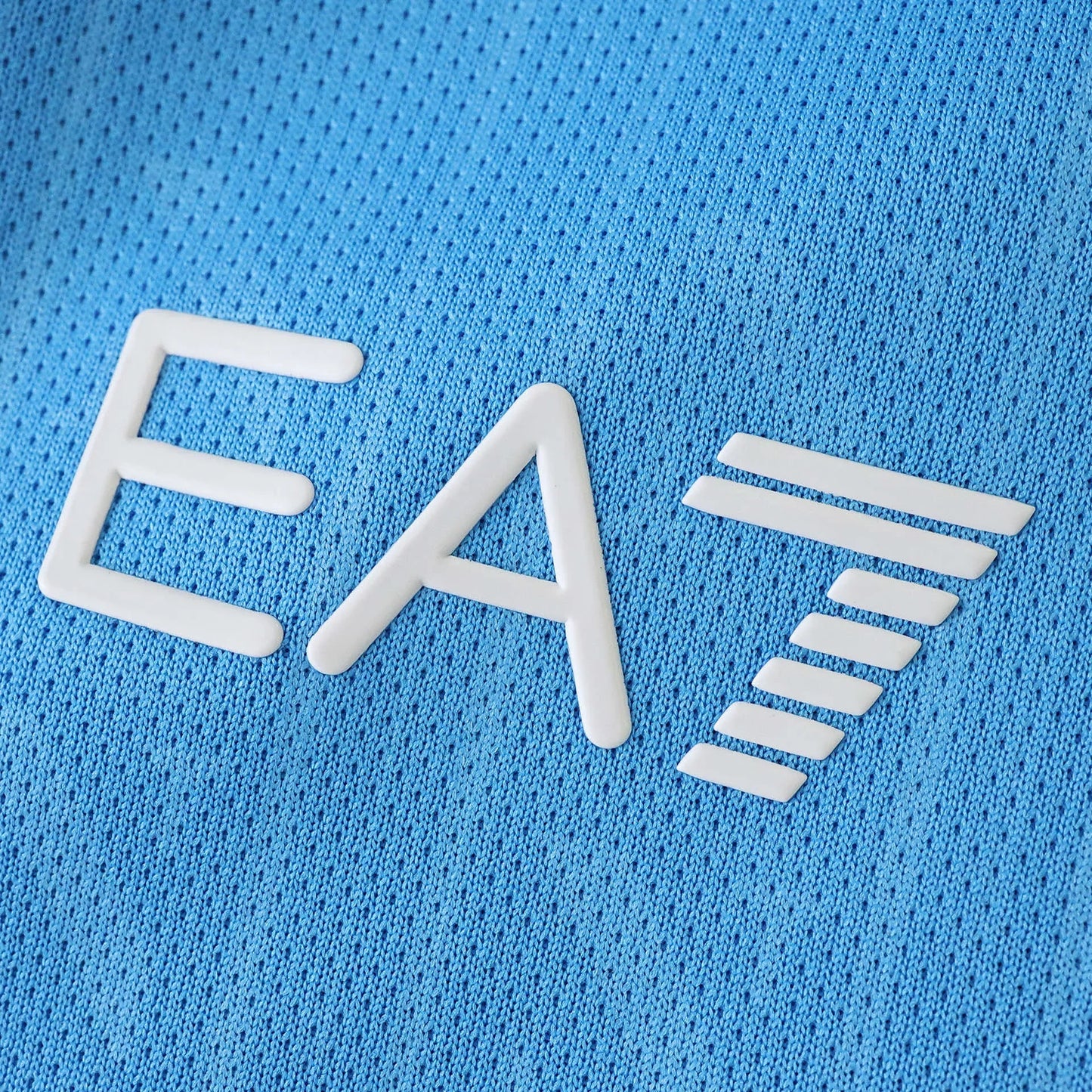 Kit camisa oficial Napoli infantil Mini Mantos, detalhe do logo EA7 branco no tecido azul claro