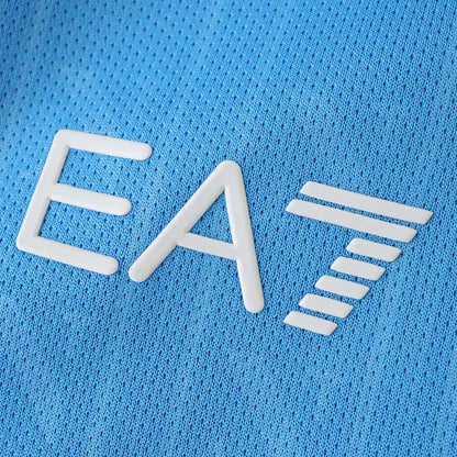 Kit camisa oficial Napoli infantil Mini Mantos, detalhe do logo EA7 branco no tecido azul claro