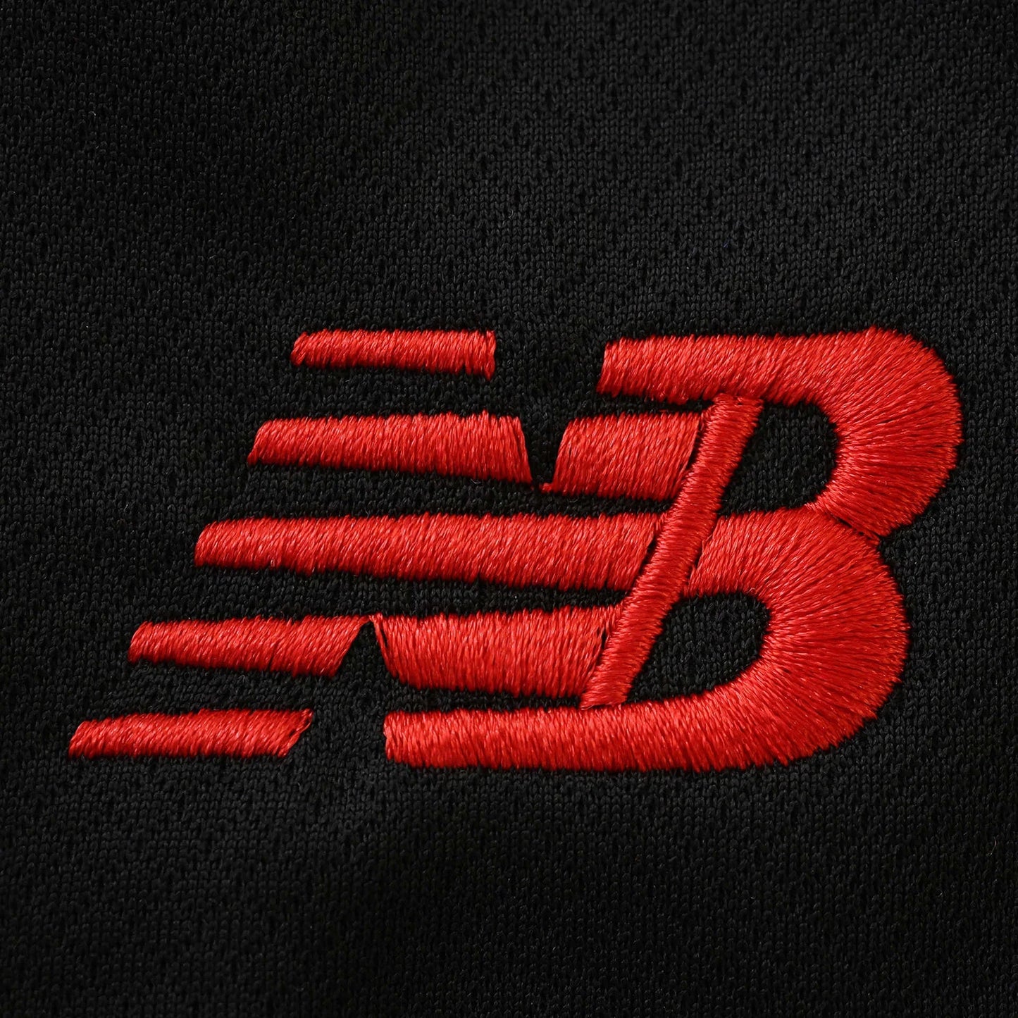 Mini Mantos: Kit camisa oficial infantil de time New Balance. Logo vermelho bordado em tecido preto
