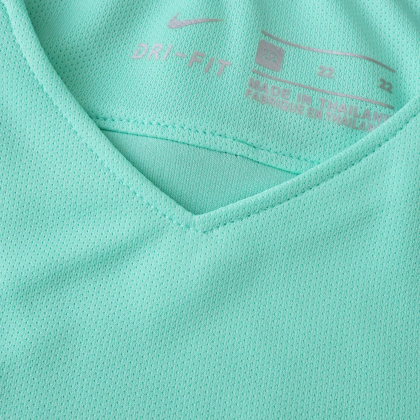 Camisa infantil oficial Nike Mini Mantos kit verde-água DRI-FIT, detalhe gola V