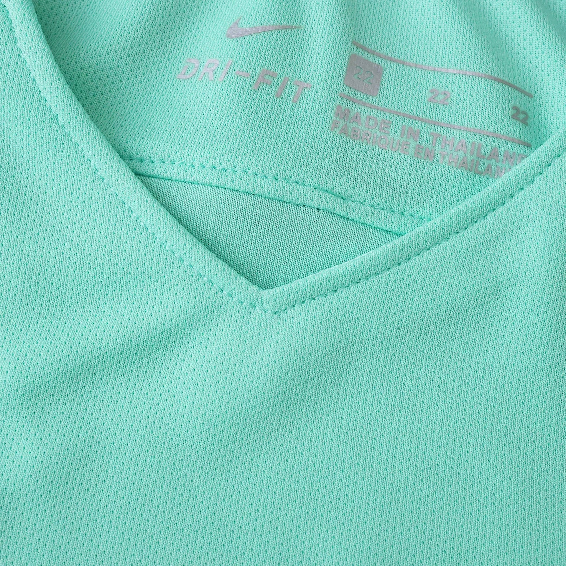 Camisa infantil oficial Nike Mini Mantos kit verde-água DRI-FIT, detalhe gola V