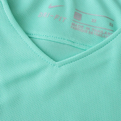 Camisa infantil oficial Nike Mini Mantos kit verde-água DRI-FIT, detalhe gola V