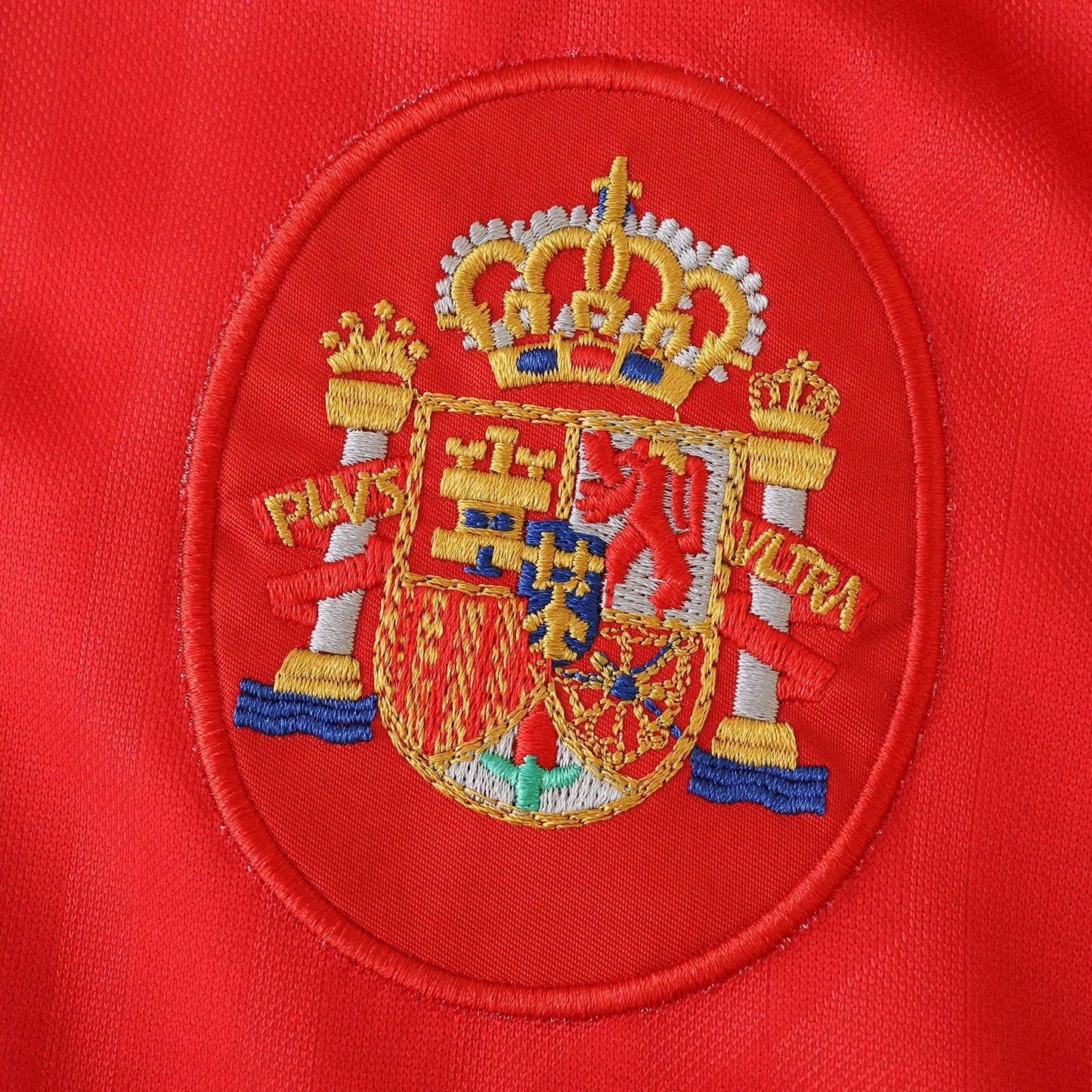 Camisa Espanha infantil oficial kit bordado Mini Mantos com brasão detalhado em tecido vermelho