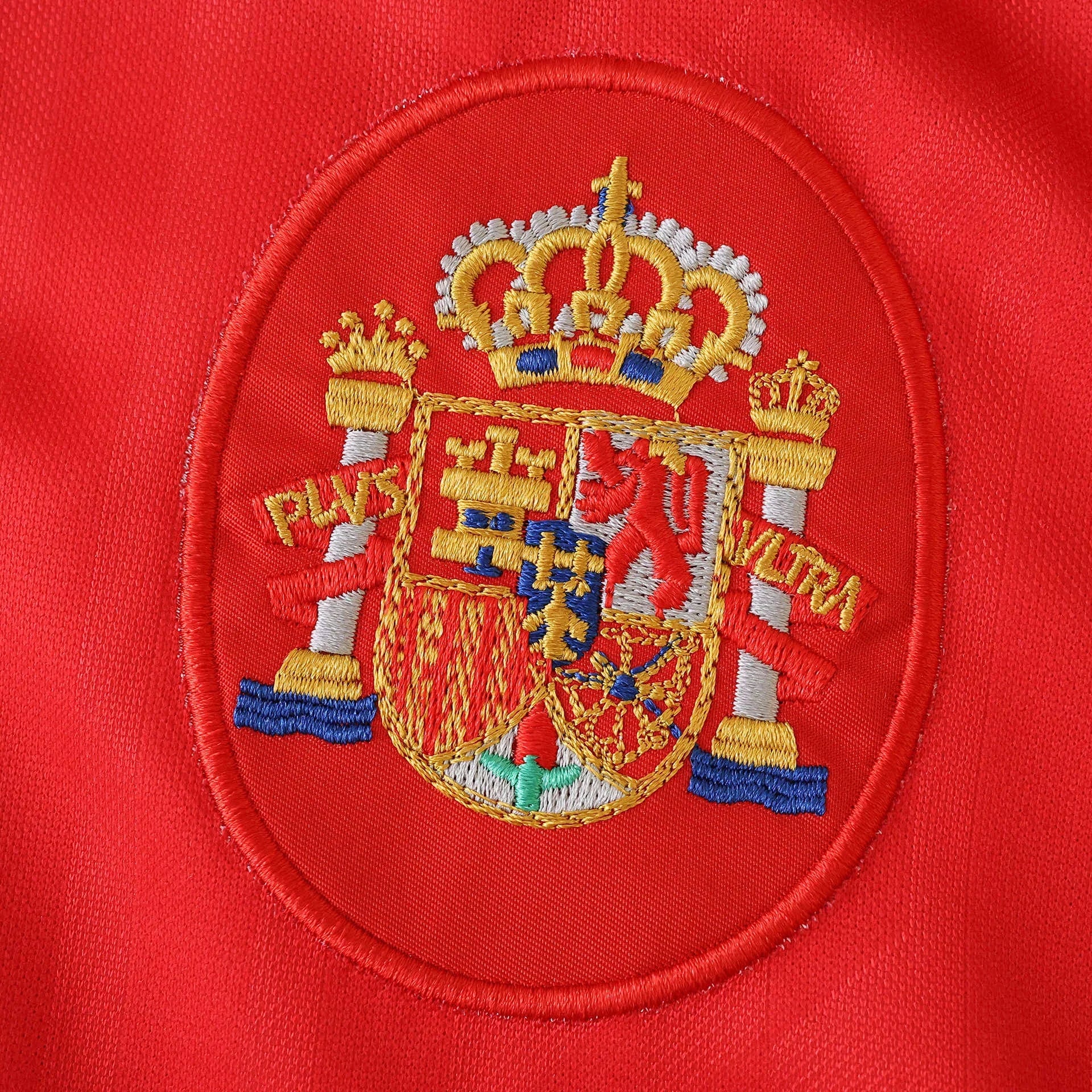 Camisa Espanha infantil oficial kit bordado Mini Mantos com brasão detalhado em tecido vermelho