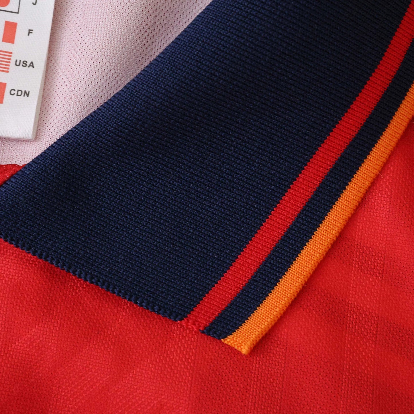 Camisa oficial Mini Mantos Arsenal infantil, parte do kit, com gola azul e listras vermelhas e laranja