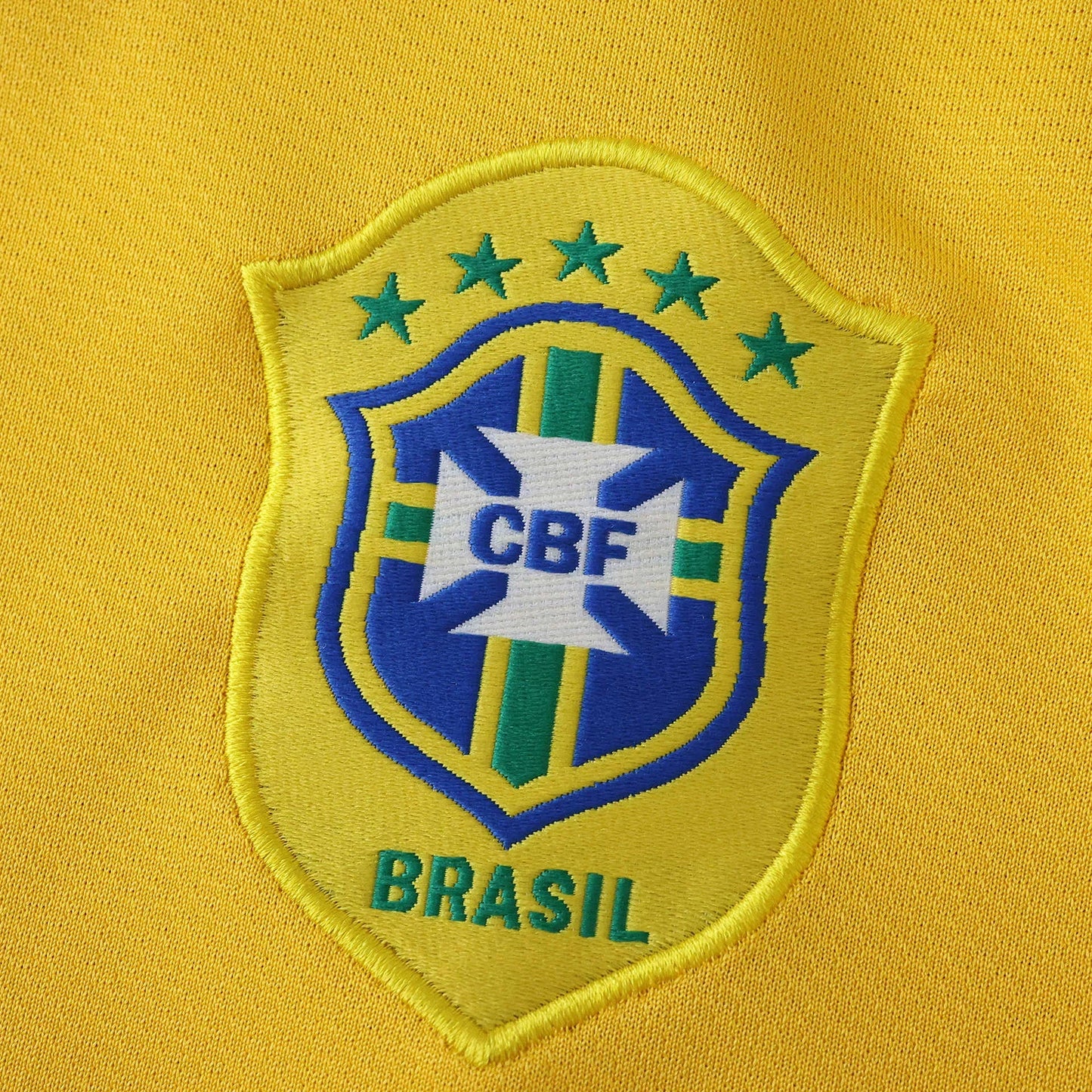 Camisa oficial Brasil infantil, kit Mini Mantos. Escudo bordado CBF detalhado em amarelo, azul e verde