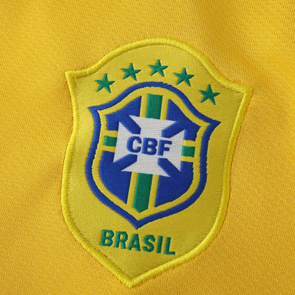 Camisa oficial Brasil infantil, kit Mini Mantos. Escudo bordado CBF detalhado em amarelo, azul e verde