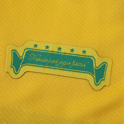 Camisa oficial Mini Mantos Brasil kit infantil, patch "Nascido para jogar futebol" e estrelas no tecido amarelo