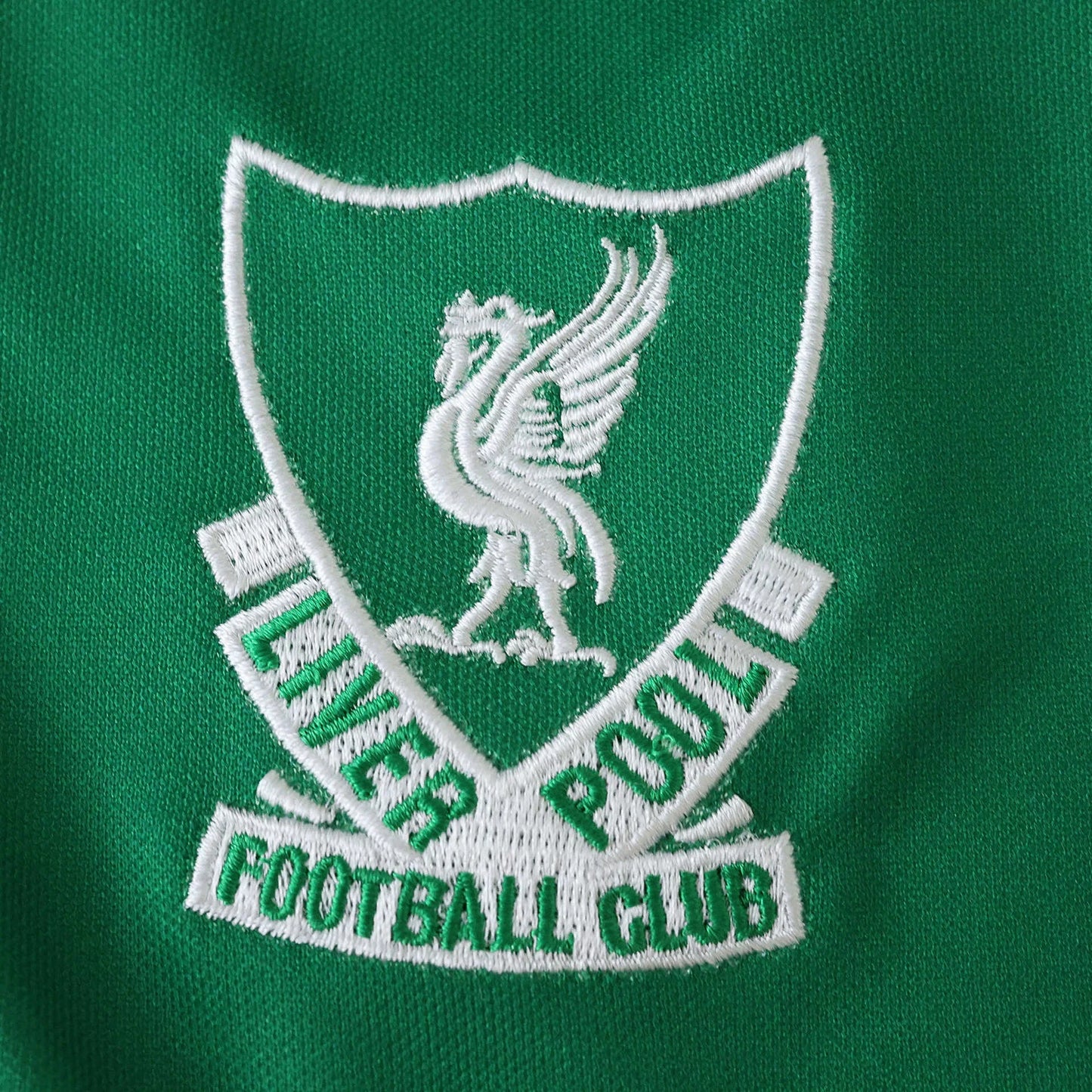 Camisa infantil oficial Liverpool FC, Mini Mantos kit. Escudo bordado em detalhe na camisa verde