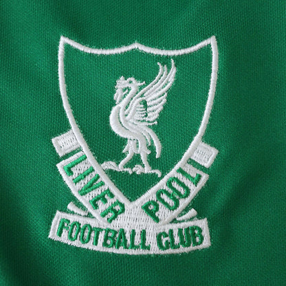 Camisa infantil oficial Liverpool FC, Mini Mantos kit. Escudo bordado em detalhe na camisa verde