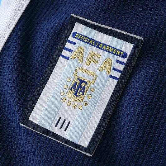 Camisa infantil AFA oficial Kit Mini Mantos. Detalhe bordado com escudo, "OFFICIAL GARMENT" e Mini Mantos