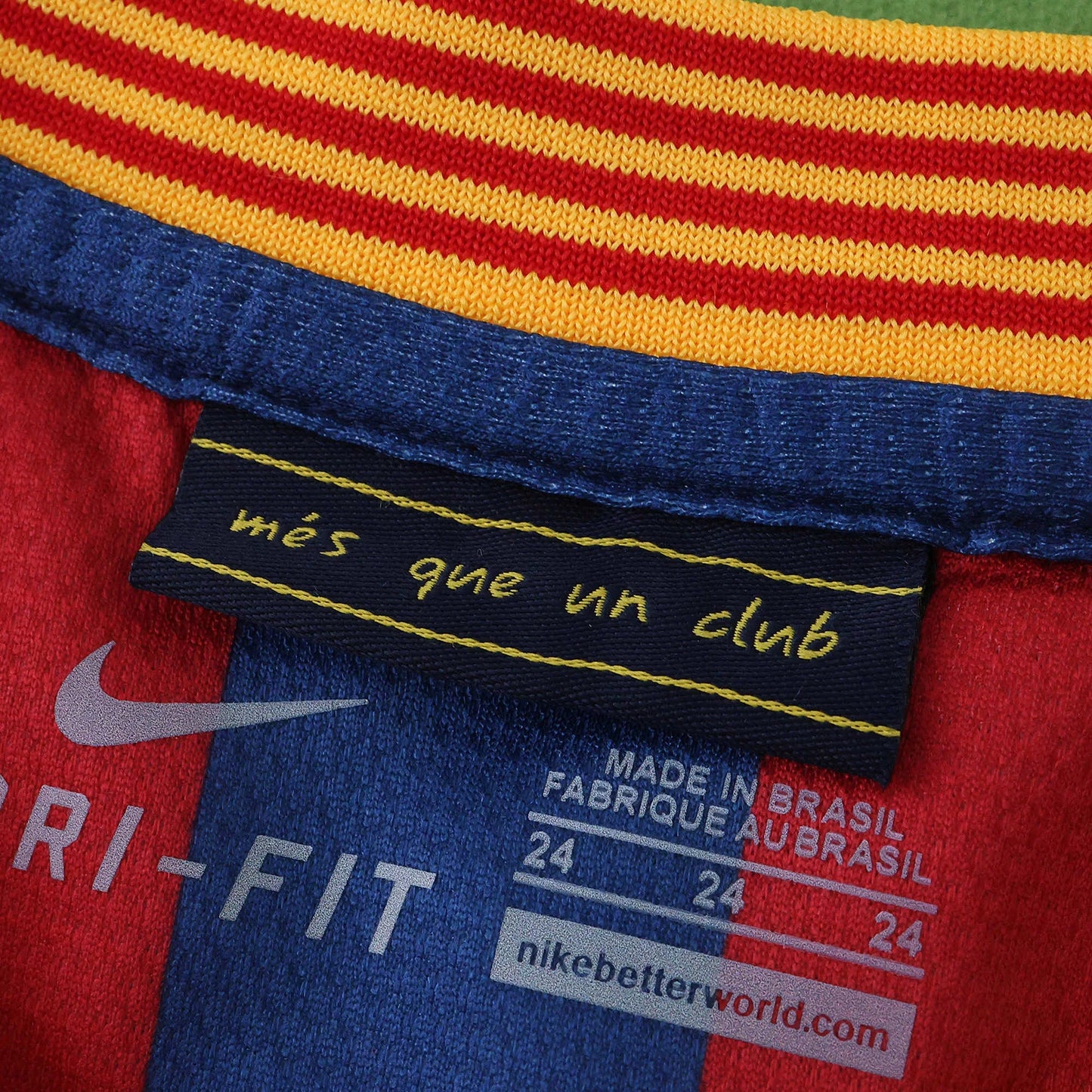 Etiqueta de camisa infantil oficial Mini Mantos FC Barcelona Nike Dri-Fit Kit, com a frase 'Més que un club', Made in Brasil