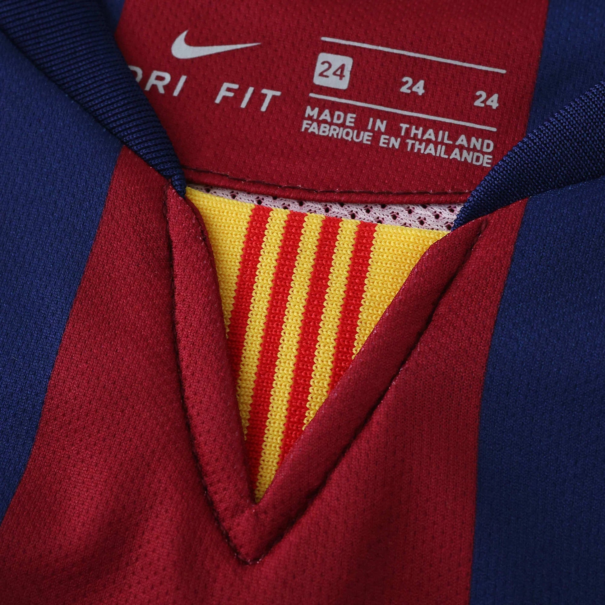 Camisa oficial Mini Mantos infantil kit Barcelona, detalhe da etiqueta e da gola com as cores da Catalunha