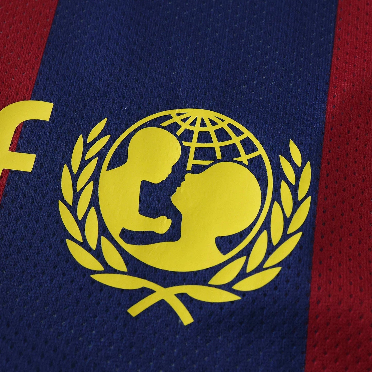 Camisa infantil oficial FC Barcelona, parte do kit Mini Mantos. Detalhe do logo UNICEF no tecido azul e grená