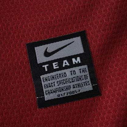 Tag Nike TEAM oficial em camisa infantil vermelha. Kit Mini Mantos para pequenos atletas