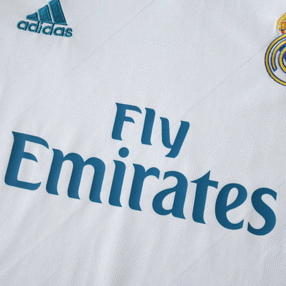 Camisa Real Madrid infantil oficial. Kit Mini Mantos. Detalhe da textura, logos Adidas e Fly Emirates e escudo