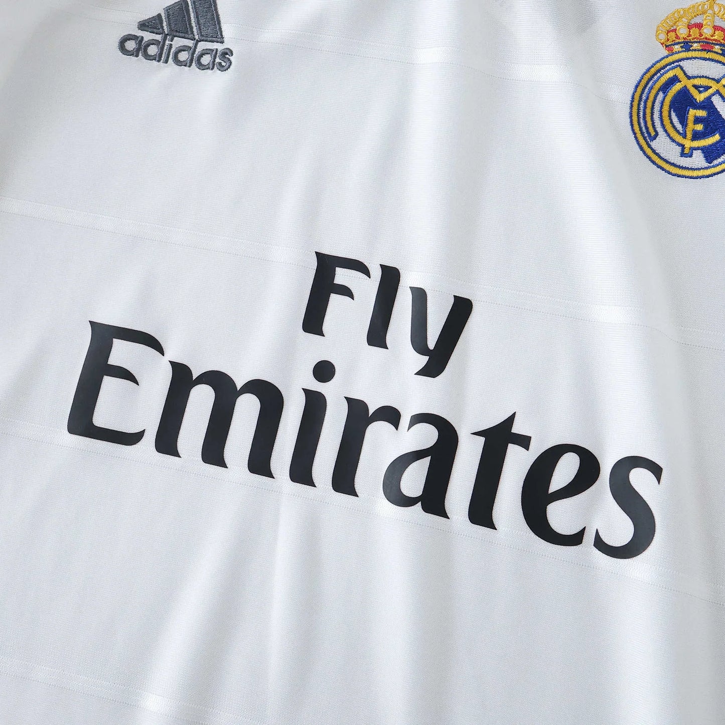 Camisa oficial Real Madrid infantil, kit Mini Mantos. Detalhe bordado Adidas, escudo e Fly Emirates