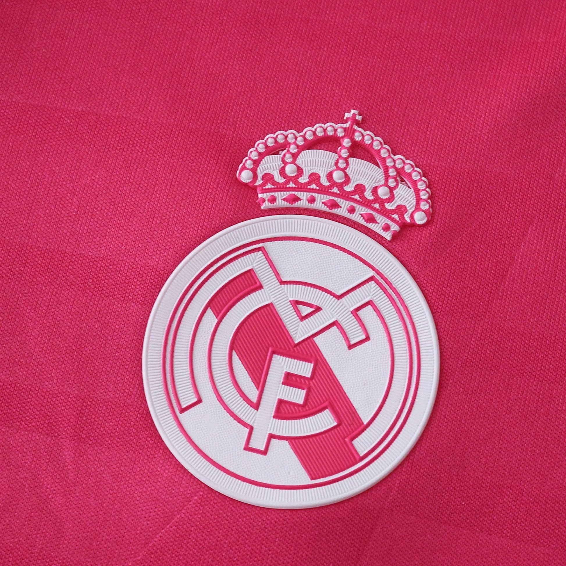 Camisa infantil oficial Real Madrid Mini Mantos kit rosa. Escudo do time em relevo, detalhe da alta qualidade do produto