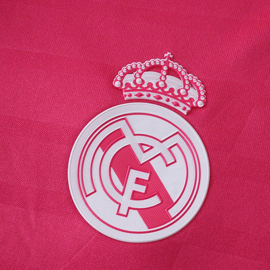 Camisa infantil oficial Real Madrid Mini Mantos kit rosa. Escudo do time em relevo, detalhe da alta qualidade do produto