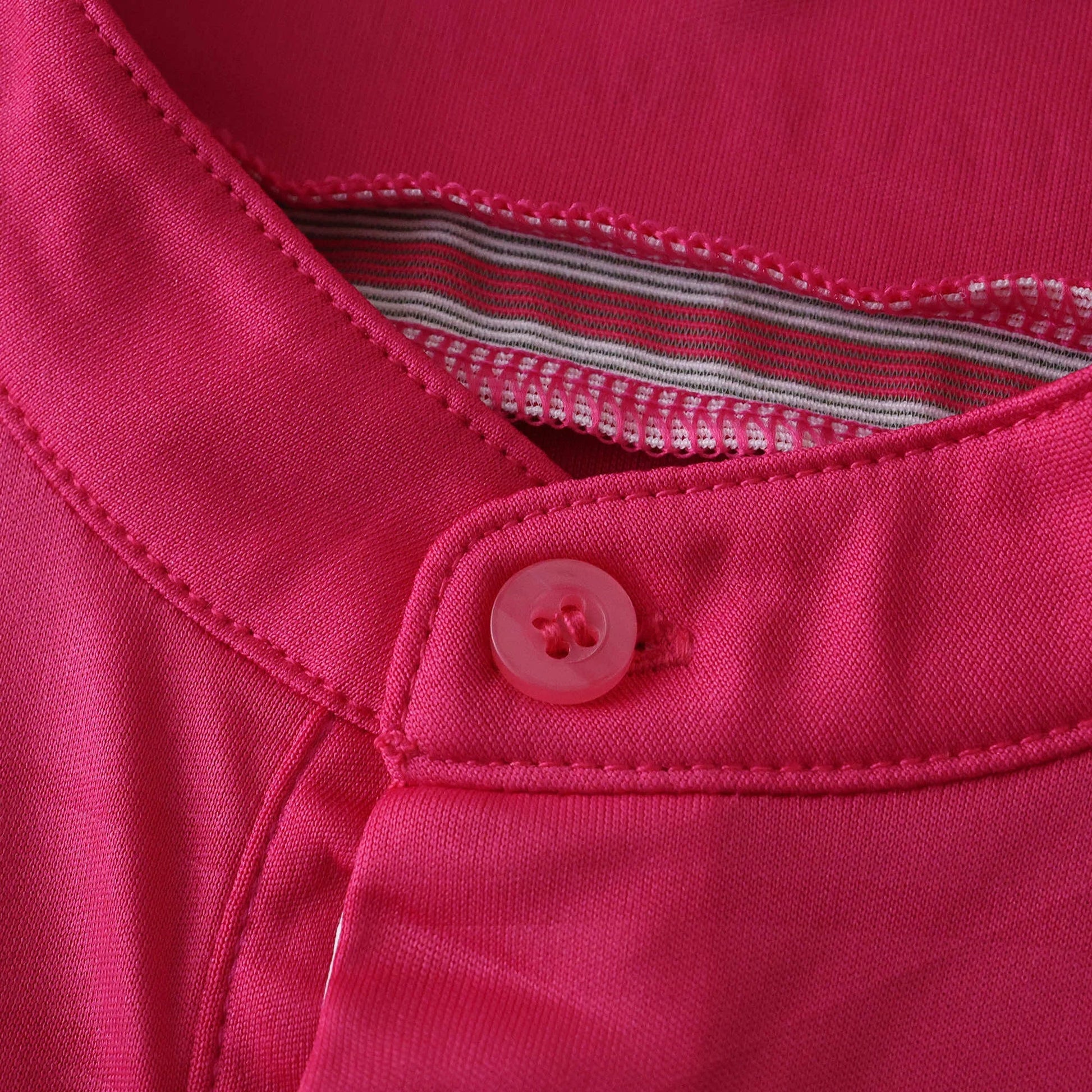 Camisa oficial infantil Mini Mantos, kit rosa, detalhe da gola com botão e fita interna