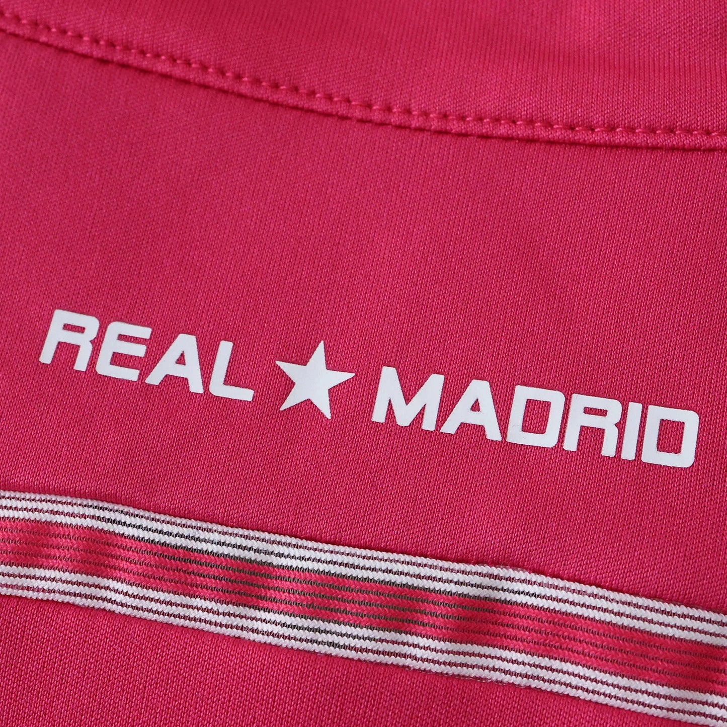 Camisa oficial Real Madrid infantil rosa, estampa "REAL ★ MADRID" branca, detalhe listrado, kit Mini Mantos