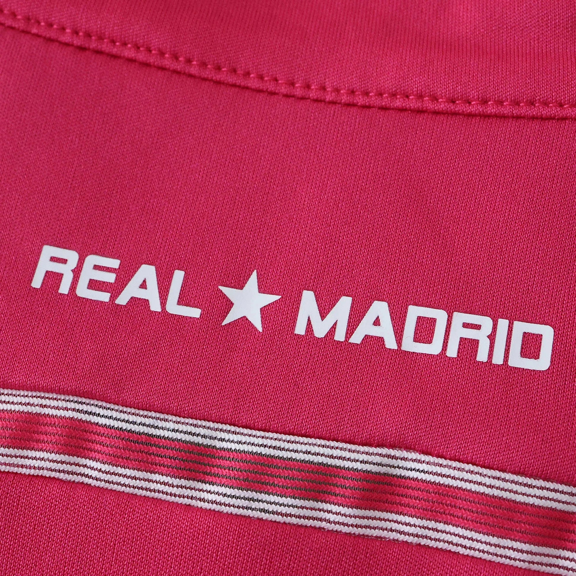 Camisa oficial Real Madrid infantil rosa, estampa "REAL ★ MADRID" branca, detalhe listrado, kit Mini Mantos