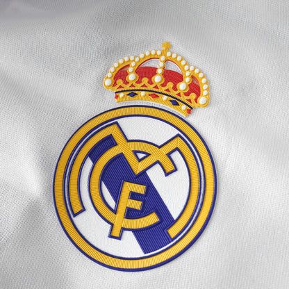 Camisa oficial Real Madrid infantil kit Mini Mantos, logo do clube bordado em relevo