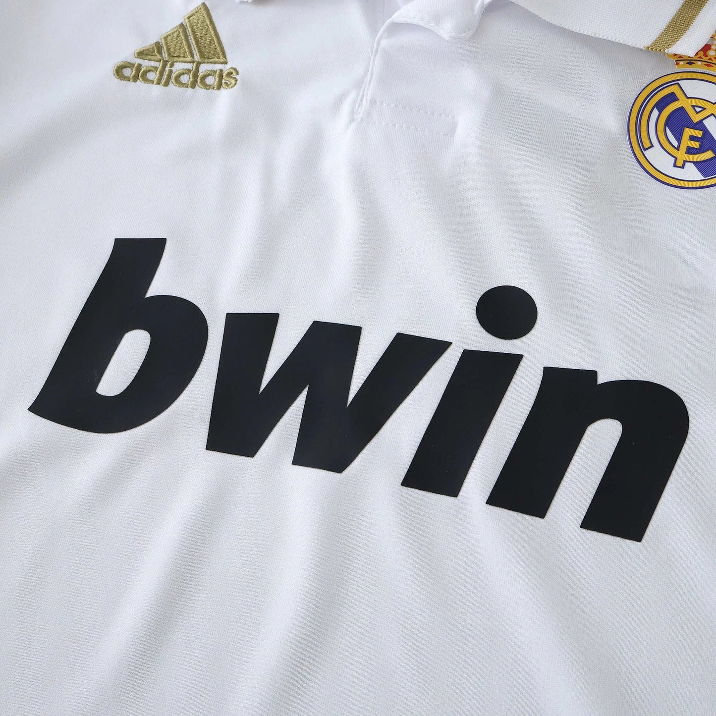 Camisa oficial Real Madrid infantil, kit Mini Mantos branco com logo Adidas, bwin e escudo do time