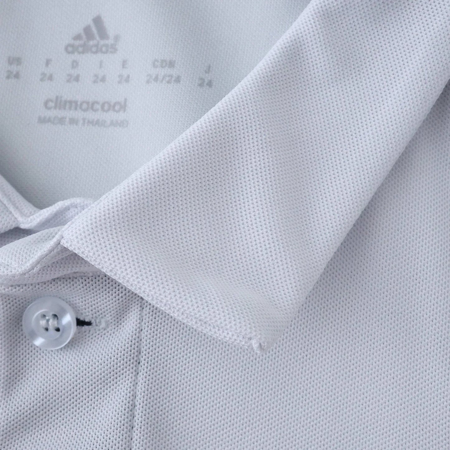 Camisa infantil oficial Adidas Climacool kit Mini Mantos time de futebol detalhe da gola botão e etiqueta