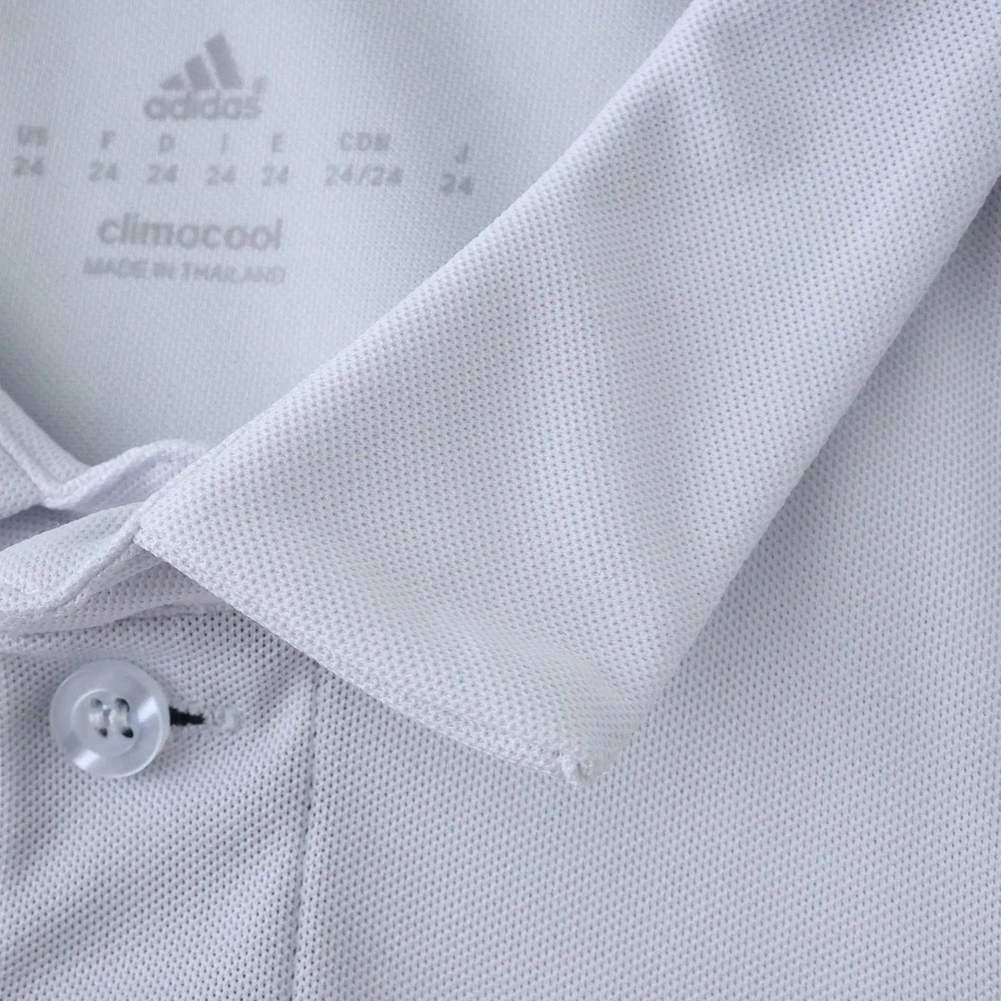 Camisa infantil oficial Adidas Climacool kit Mini Mantos time de futebol detalhe da gola botão e etiqueta