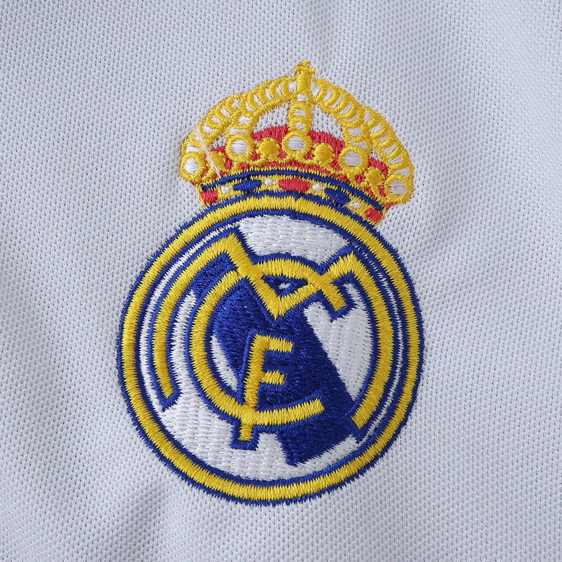 Kit camisa infantil oficial Real Madrid Mini Mantos, emblema bordado do clube em tecido branco