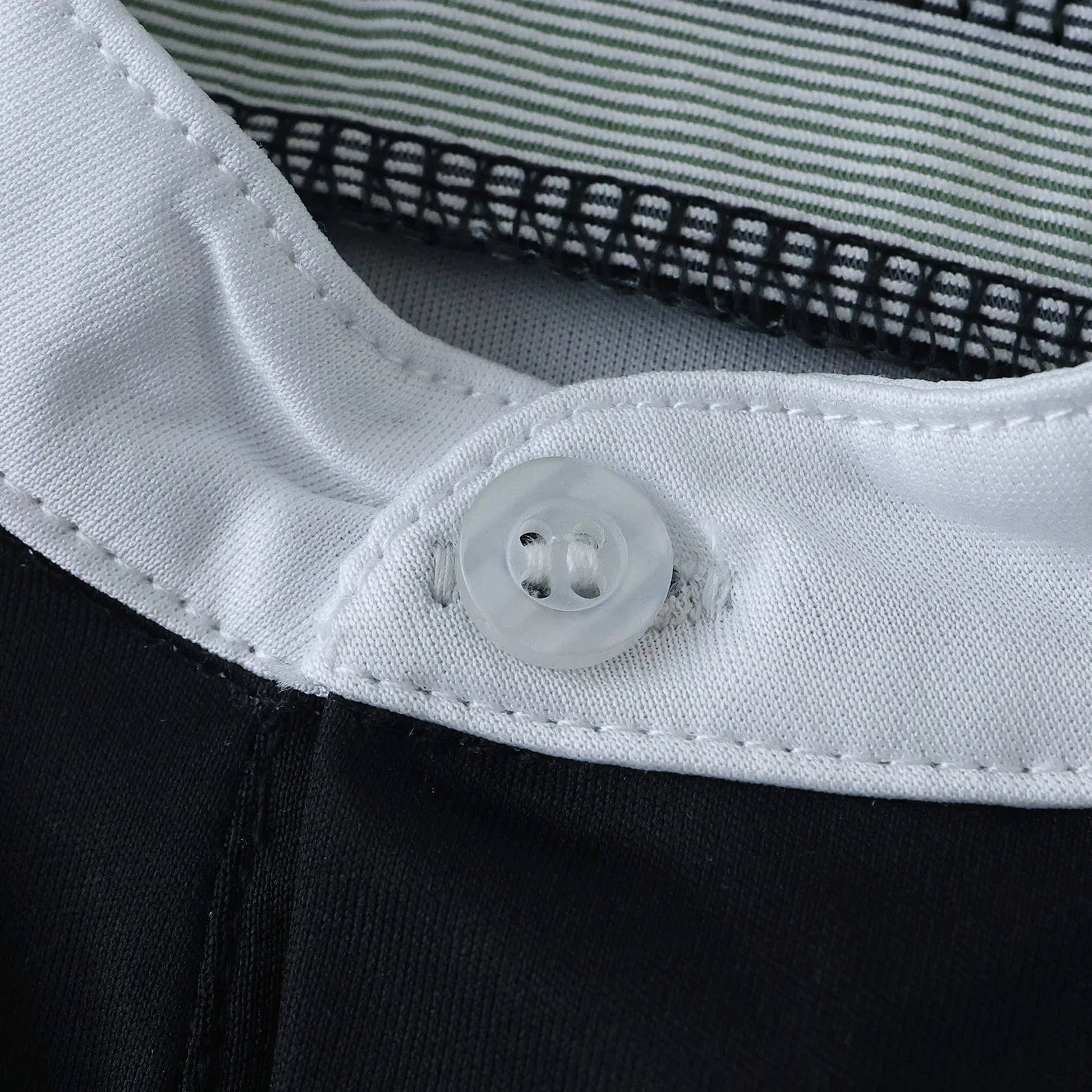 Close-up do colarinho com botão da camisa infantil oficial Kit Mini Mantos do time