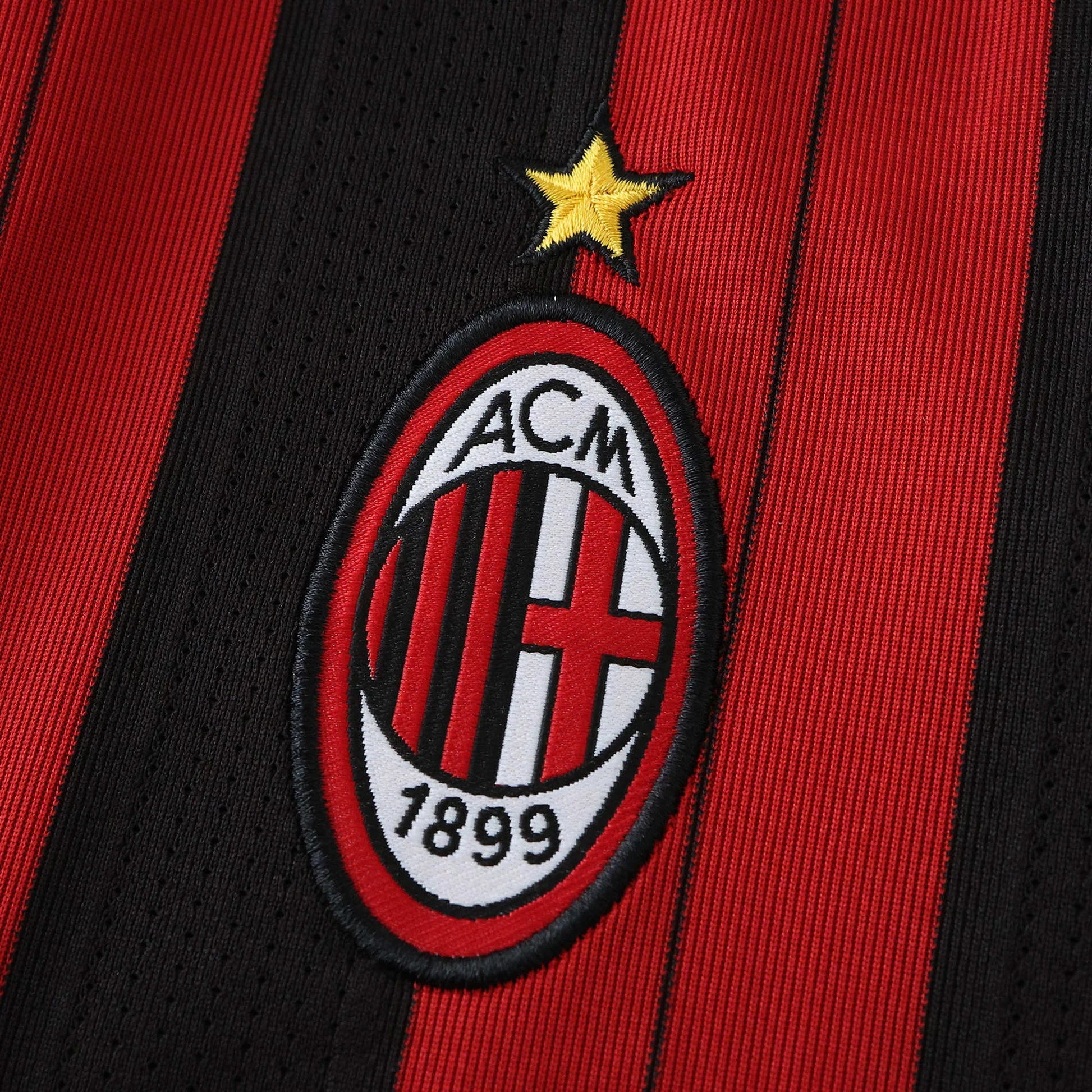 Camisa oficial AC Milan infantil, kit Mini Mantos, listrada em preto e vermelho, detalhe do escudo bordado