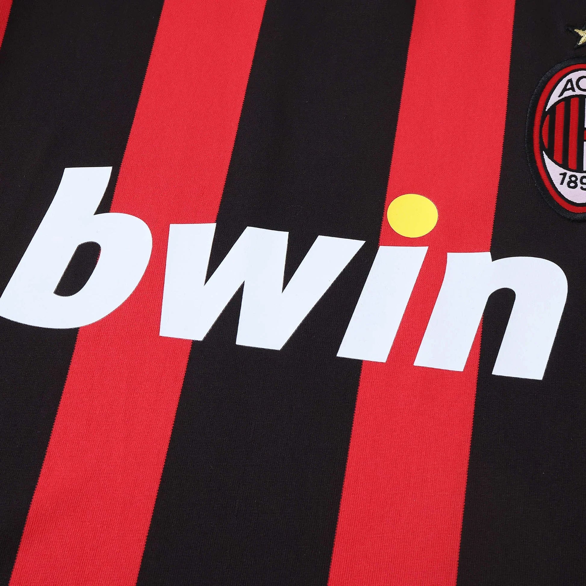 Camisa oficial Mini Mantos AC Milan infantil, kit com listras rubro-negras e logo bwin em destaque