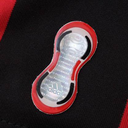 Selo oficial Adidas kit camisa Mini Mantos infantil Flamengo. Autenticidade para o pequeno torcedor