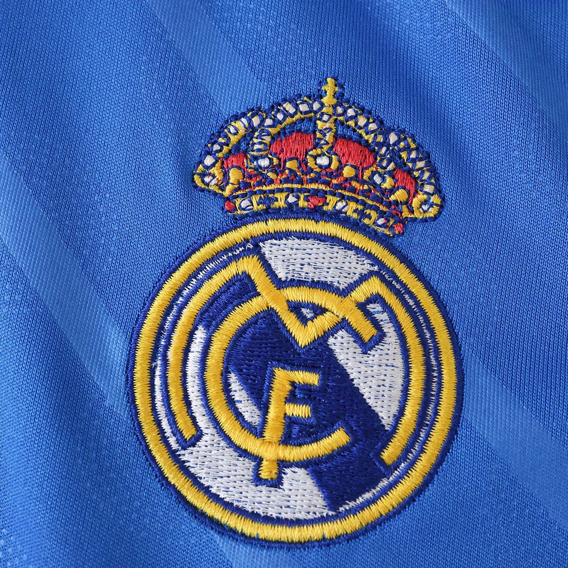 Camisa infantil oficial Real Madrid azul, kit Mini Mantos. Escudo bordado