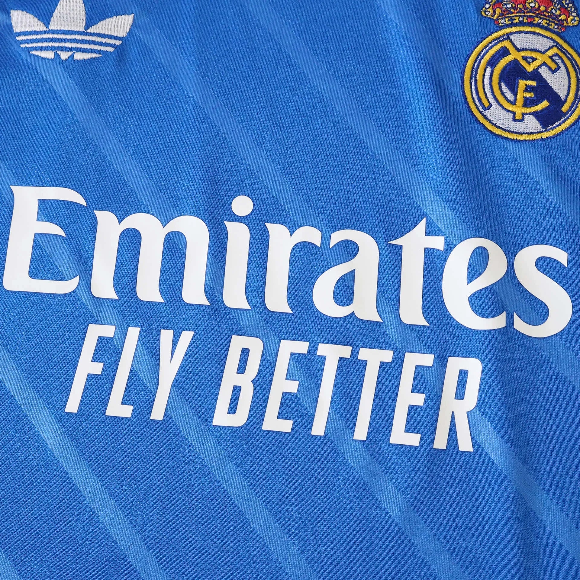 Camisa oficial Real Madrid azul infantil, kit Mini Mantos. Logo Adidas, escudo e Emirates patrocinador