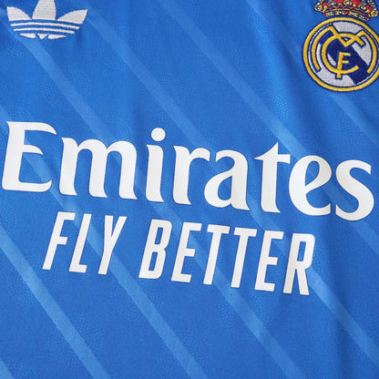 Camisa oficial Real Madrid azul infantil, kit Mini Mantos. Logo Adidas, escudo e Emirates patrocinador