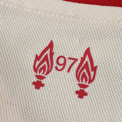 Mini Mantos oficial Liverpool kit infantil, detalhe da camisa com chamas e 97