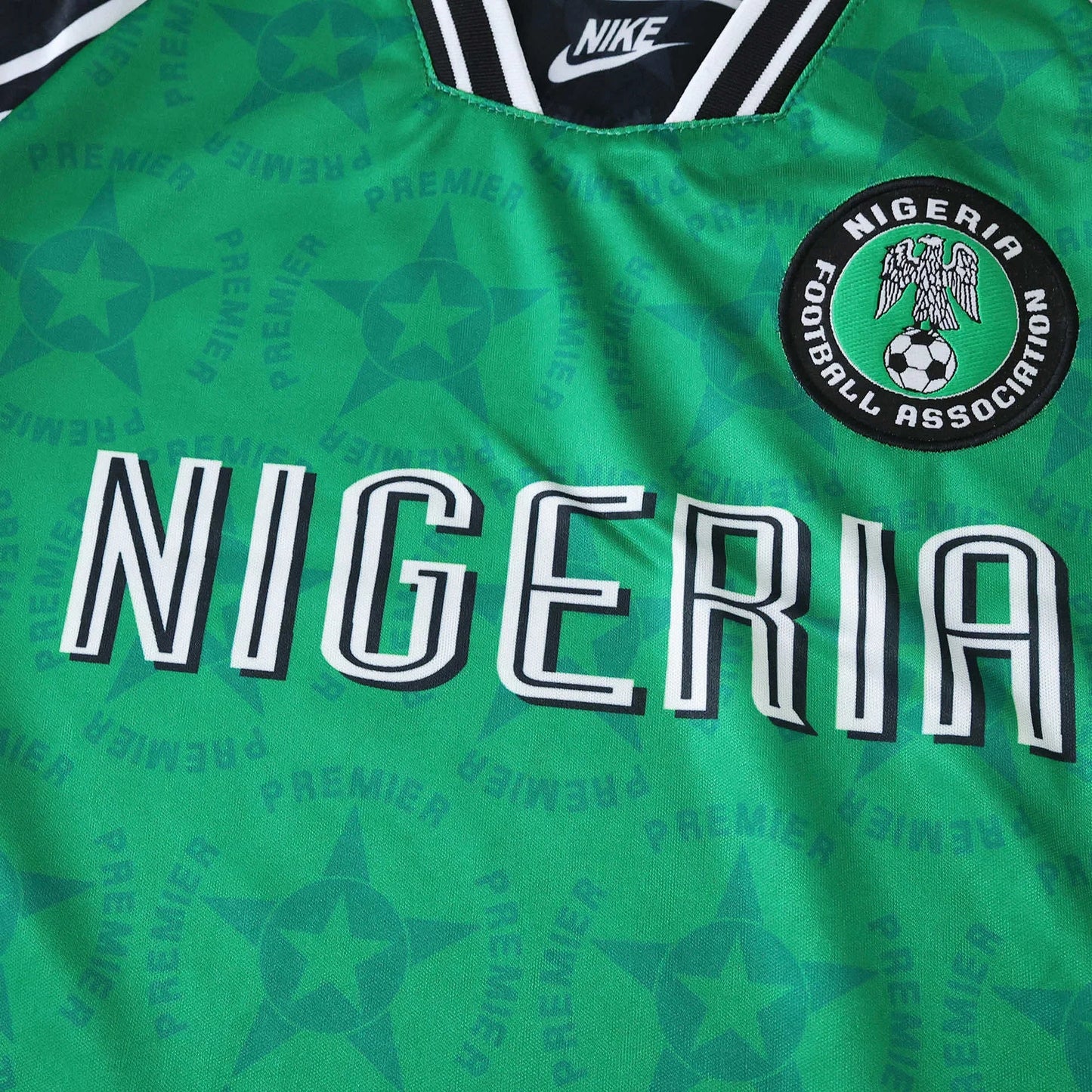 Camisa oficial Mini Mantos Nigeria infantil, kit completo para pequenos fãs. Verde vibrante