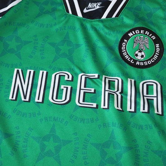 Camisa oficial Mini Mantos Nigeria infantil, kit completo para pequenos fãs. Verde vibrante