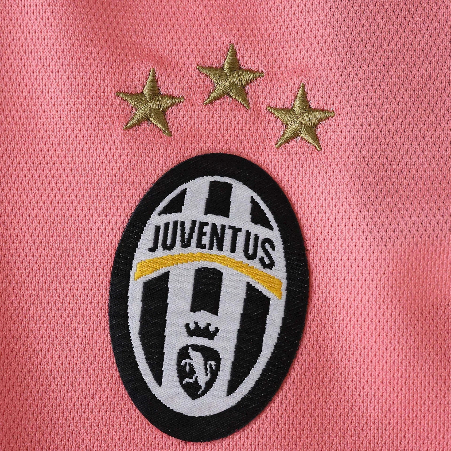 Kit camisa oficial Juventus infantil Mini Mantos rosa, com o emblema do time e estrelas douradas