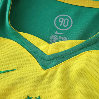 Camisa oficial Brasil infantil Mini Mantos kit Nike: gola verde e amarela com etiqueta de tamanho e símbolo 90
