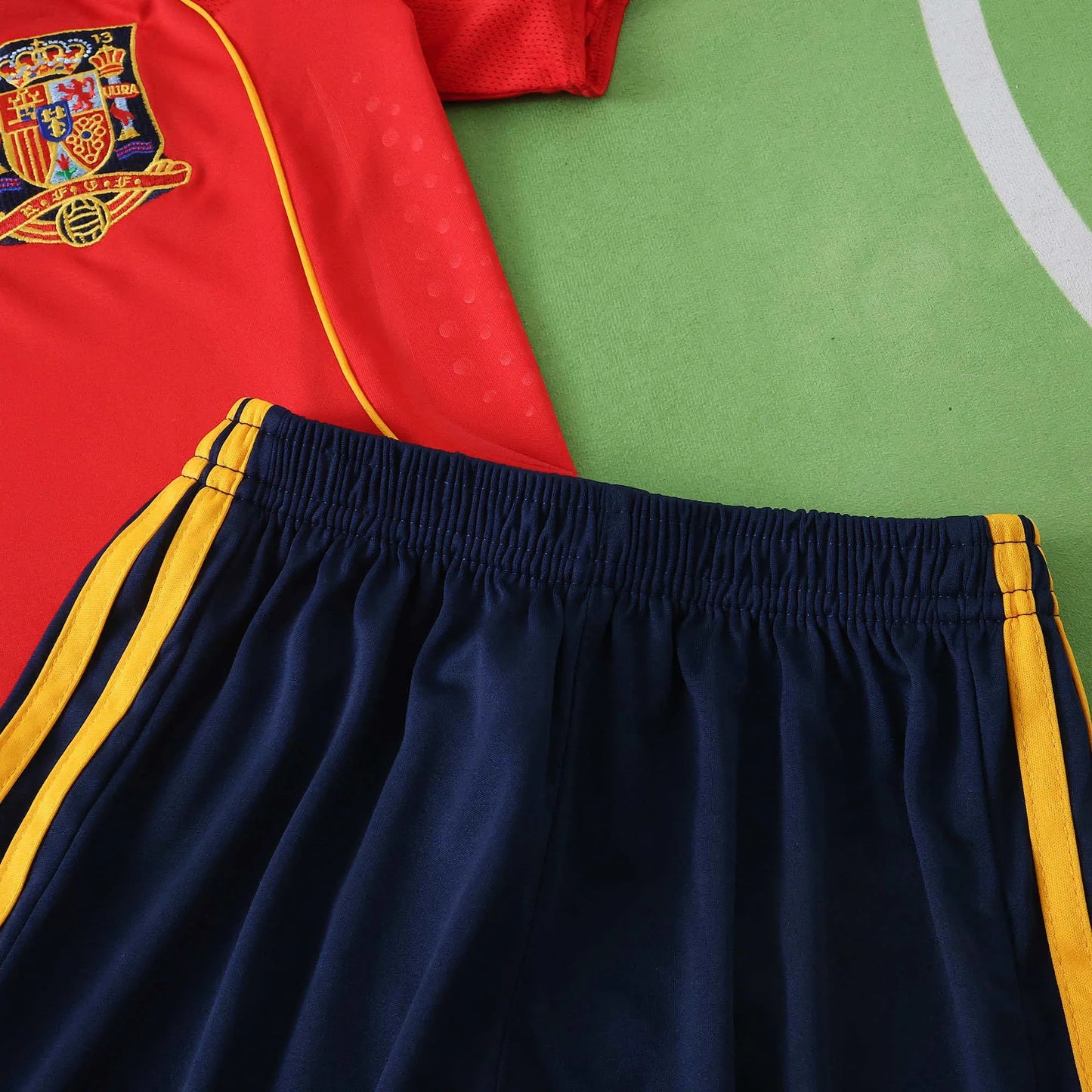 Kit infantil oficial Espanha camisa e shorts. Mini Mantos da seleção espanhola em vermelho e azul com detalhes amarelos