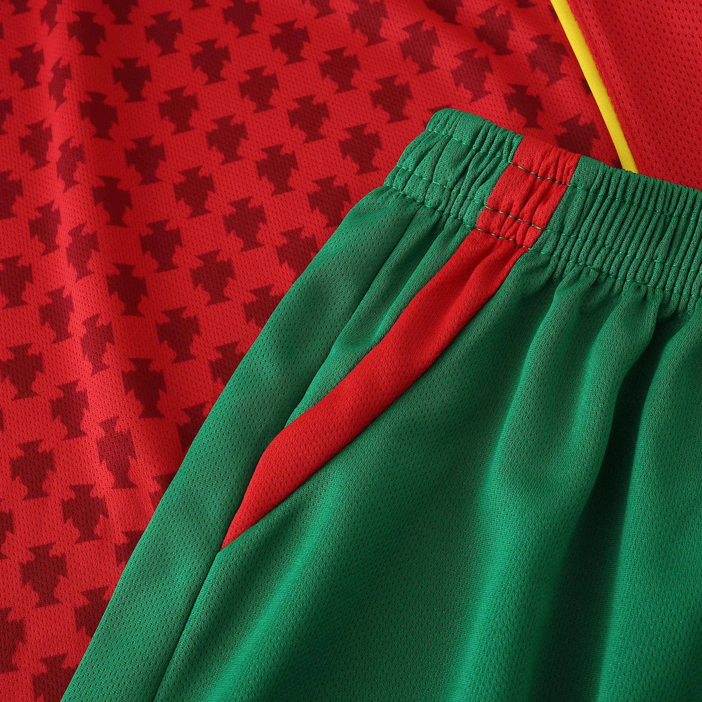 Kit infantil oficial de Portugal Mini Mantos: camisa vermelha com estampa da Cruz de Cristo e shorts verdes com detalhes vermelhos