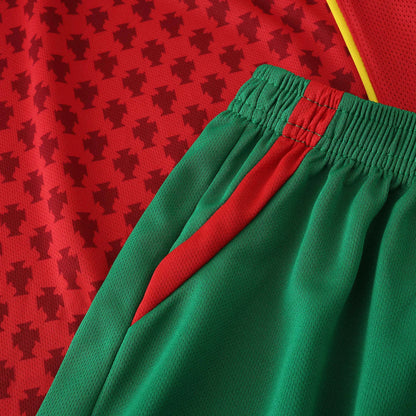 Kit infantil oficial de Portugal Mini Mantos: camisa vermelha com estampa da Cruz de Cristo e shorts verdes com detalhes vermelhos