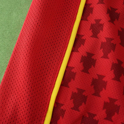 Camisa infantil oficial de Portugal kit Mini Mantos, detalhes em vermelho com perfurações e Cruz de Cristo, faixa amarela