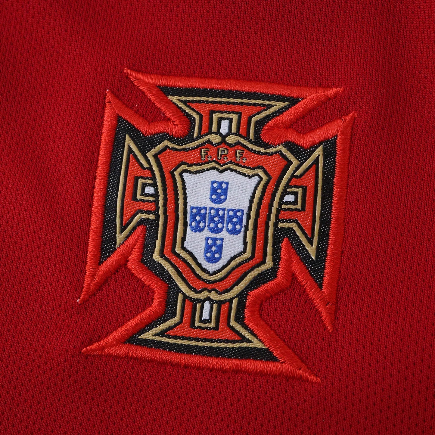 Mini Mantos: Kit camisa oficial infantil de Portugal. Detalhe do escudo F.P.F. bordado para fãs mirins